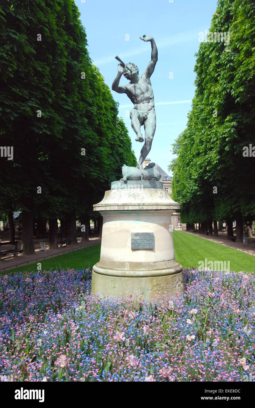 Statue von Pan, Jardins des Luxembourg, Paris, Frankreich umgeben von Frühlingsblumen im Mai Stockfoto