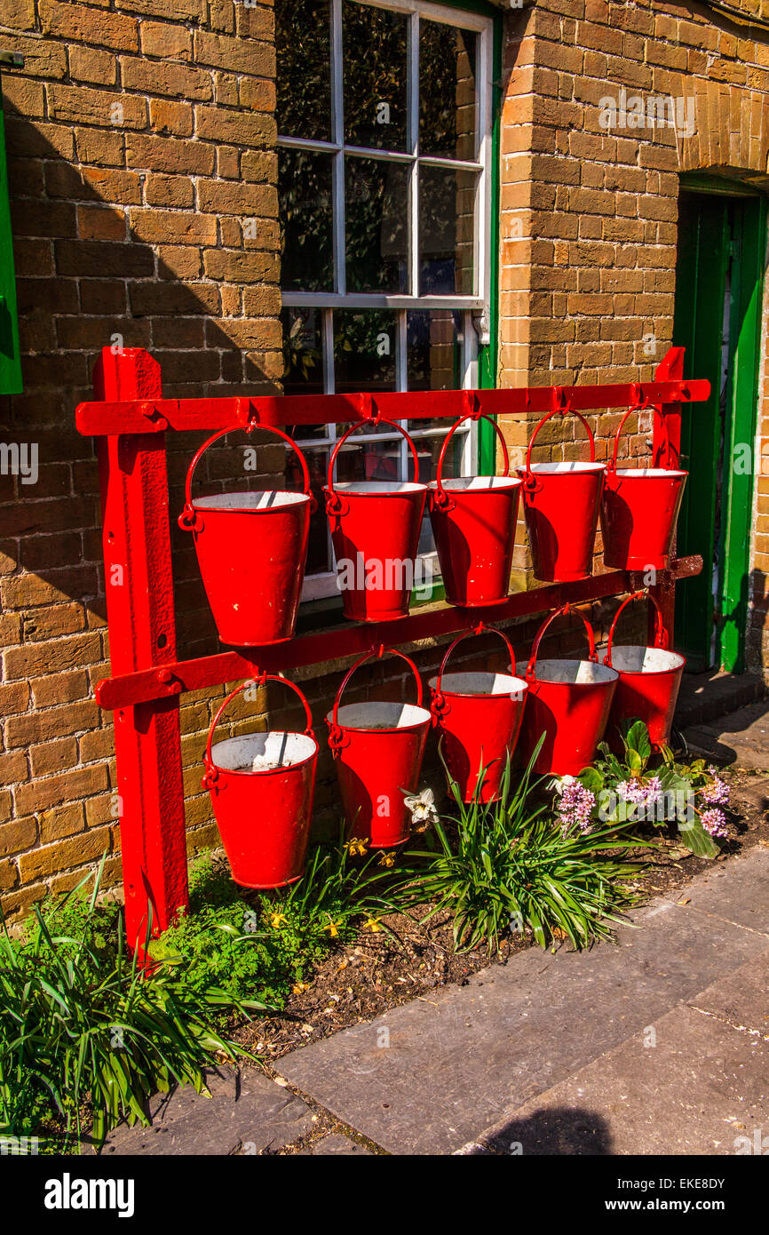 Rotes Feuer Eimer, Medstead und vier Markierungen, Hampshire, England, Vereinigtes Königreich. Stockfoto
