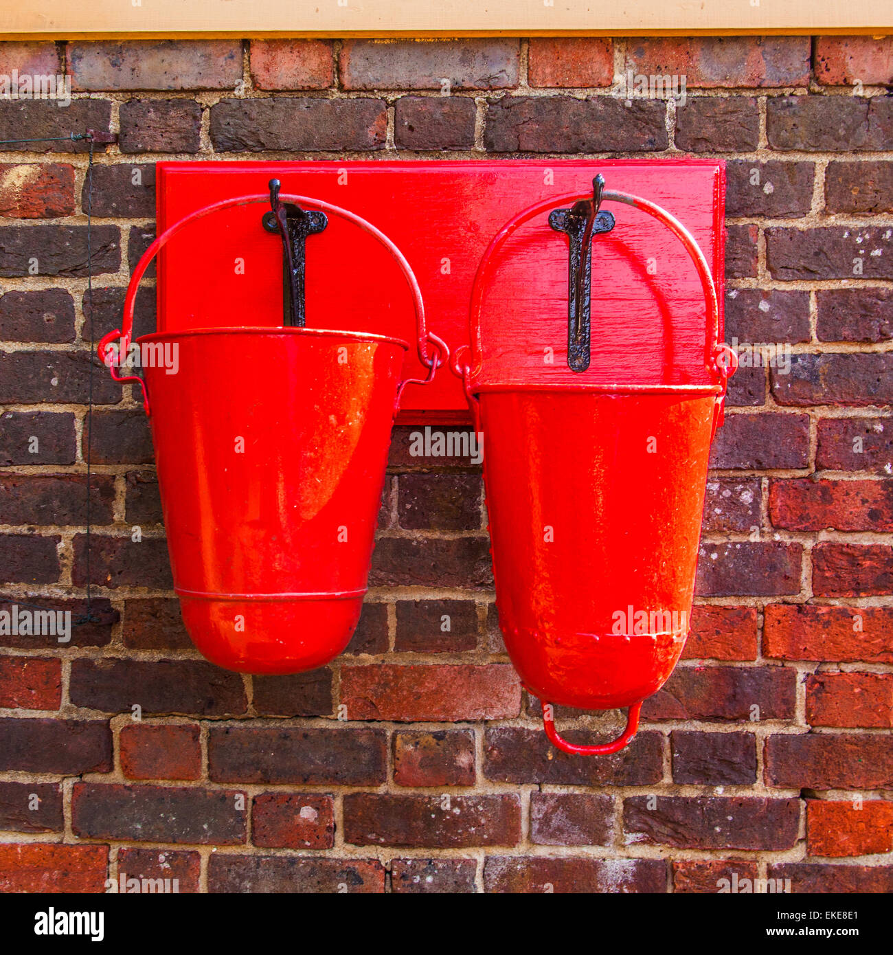 Rotes Feuer Eimer, Medstead und vier Markierungen, Hampshire, England, Vereinigtes Königreich. Stockfoto