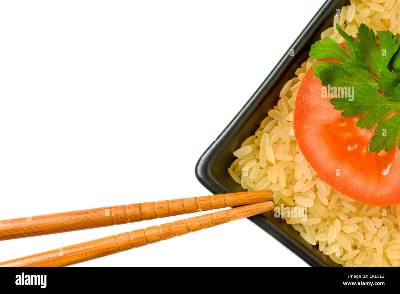 Platte mit ungekochtem Reis und Tomaten Scheibe Stockfoto