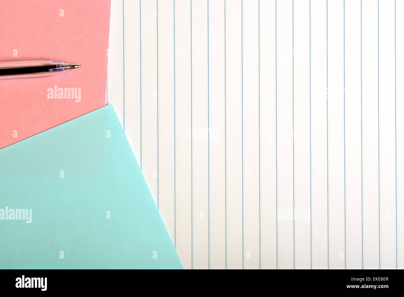 Farbiges Papier und Stift auf vertikal gestreiften Hintergrund isoliert Stockfoto