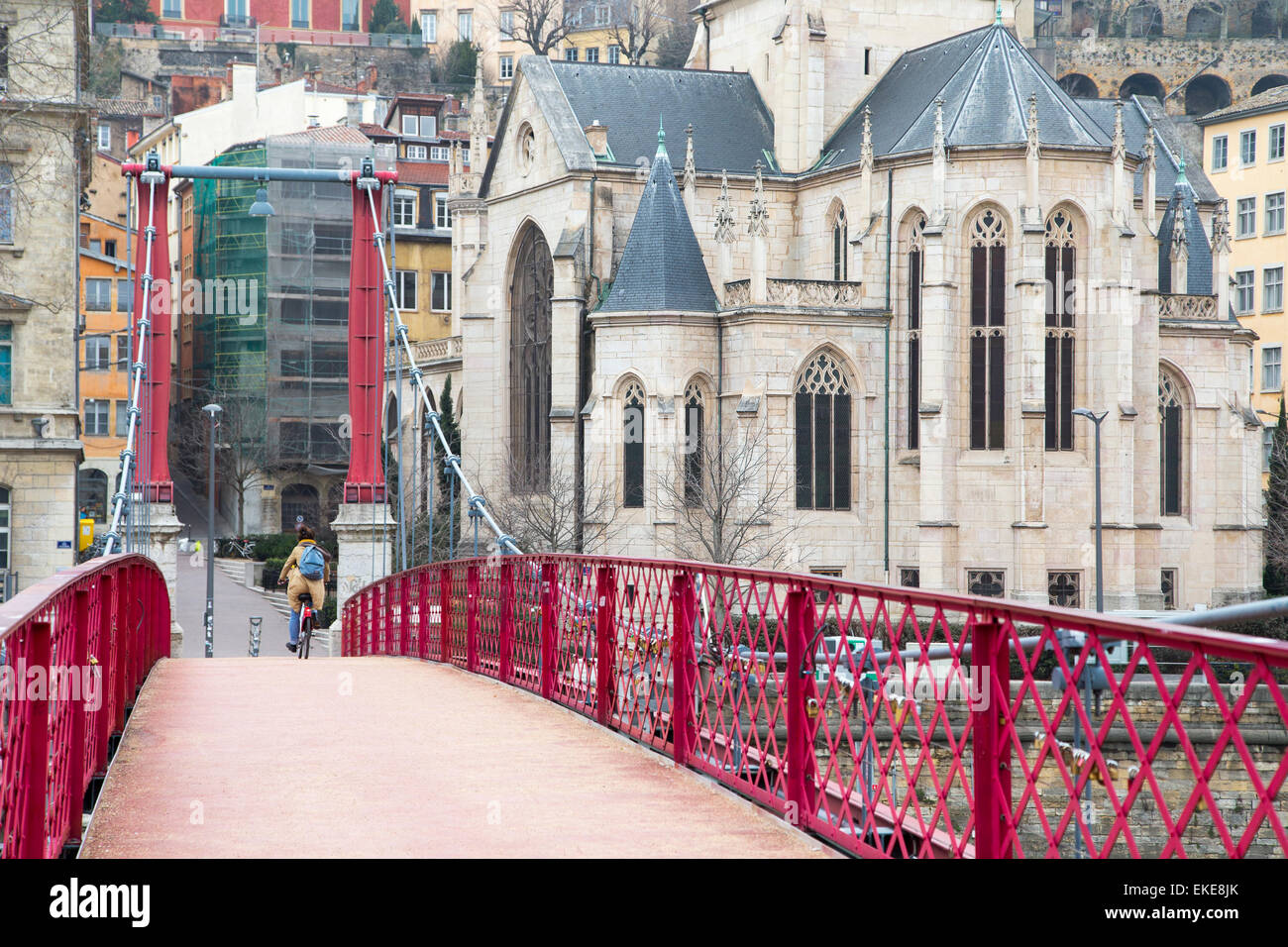 Eglise Saint Georges Church Blick vom Steg Passerelle Saint-Georges an einem bewölkten Tag, Lyon, Frankreich Stockfoto