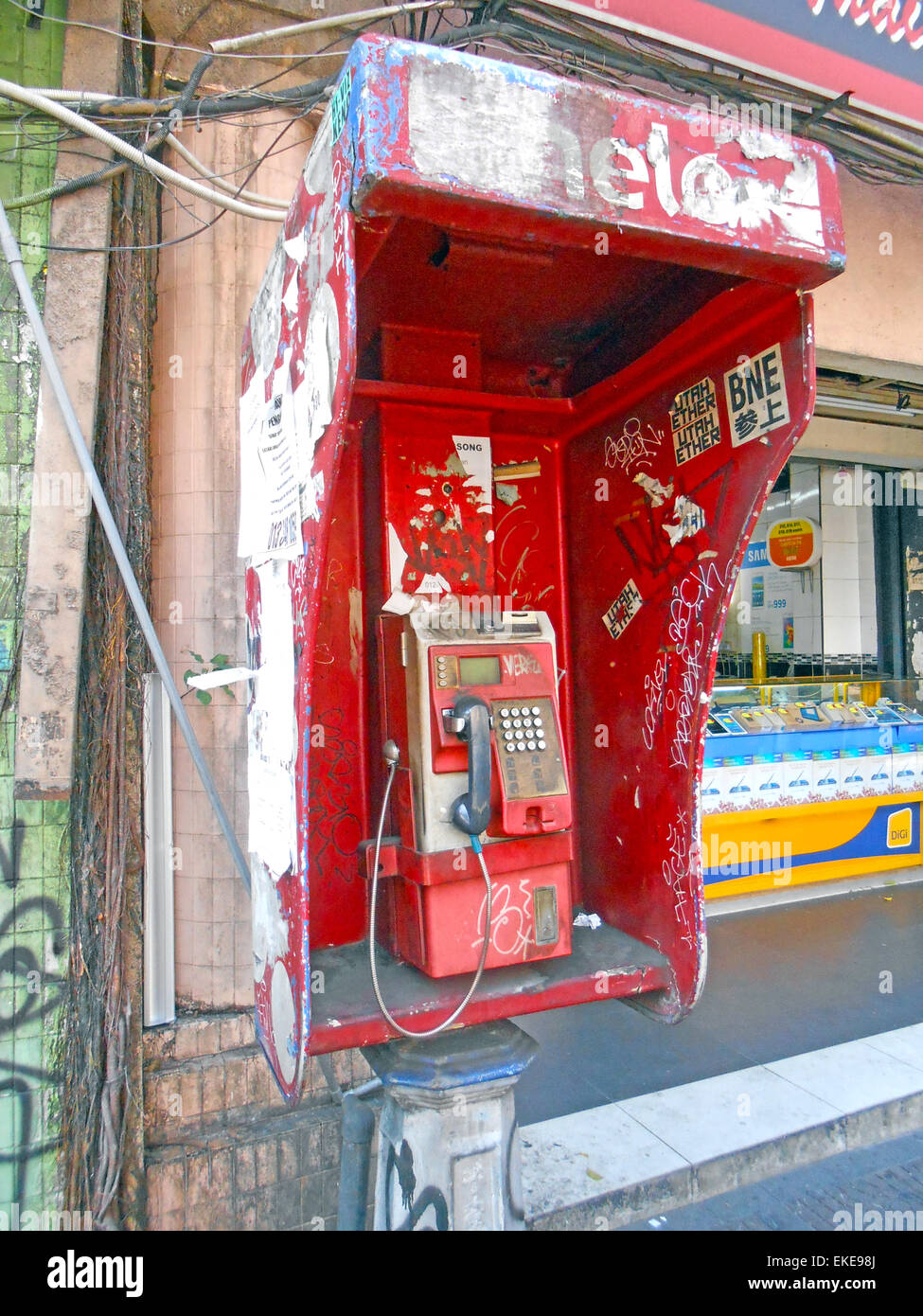 Eine notleidende öffentliche Telefonzelle in Kuala Lumpur Malaysia Stockfoto