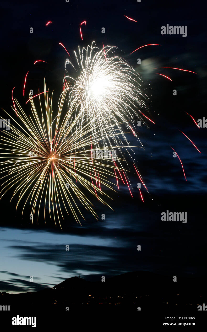 Ein Ausbruch von Feuerwerk gegen ein dunkler werdenden Himmel. Stockfoto