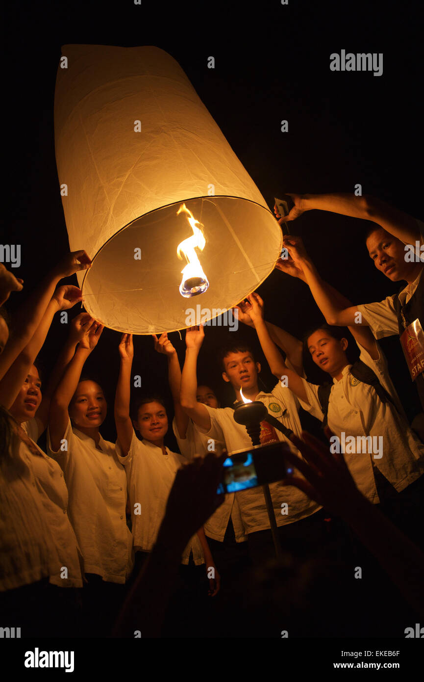 CHIANG MAI, THAILAND - 25. Oktober 2014: Gruppe von jungen Thais starten eine Himmelslaterne während des jährlichen Festivals Yipeng. Stockfoto