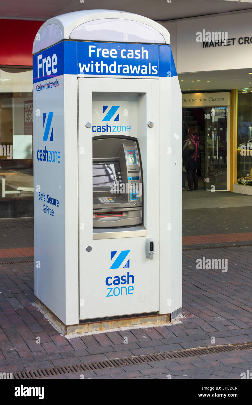 Geldautomat ATM Automatic Teller "Cash Zone" frei stehend in einer verkehrsberuhigten Fußgängerzone Stockfoto