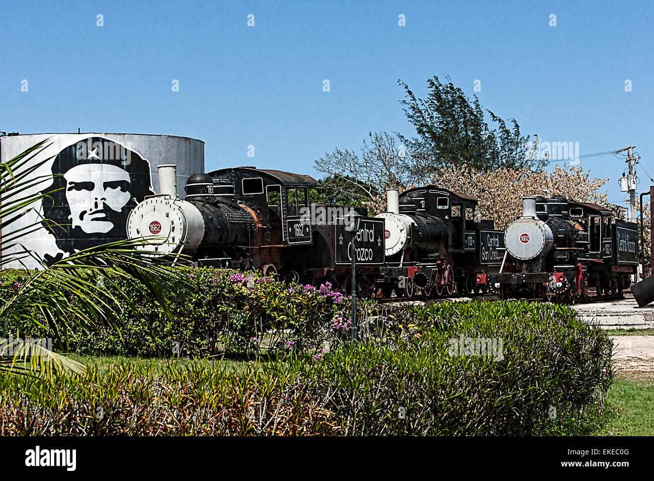 Restaurierte amerikanische Dampfzüge im zentralen Jose Smith Comas arbeiten Museum in Kuba mit einem Foto von Che Guevara auf einem silo Stockfoto