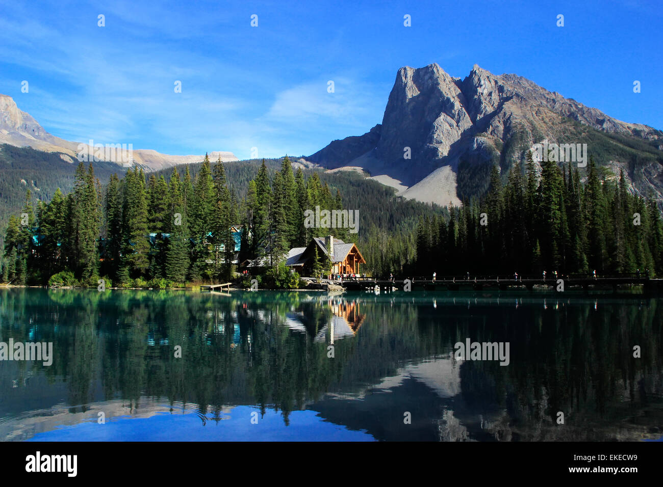 Berge spiegeln sich in Emerald Lake, Yoho Nationalpark, Britisch-Kolumbien, Kanada Stockfoto