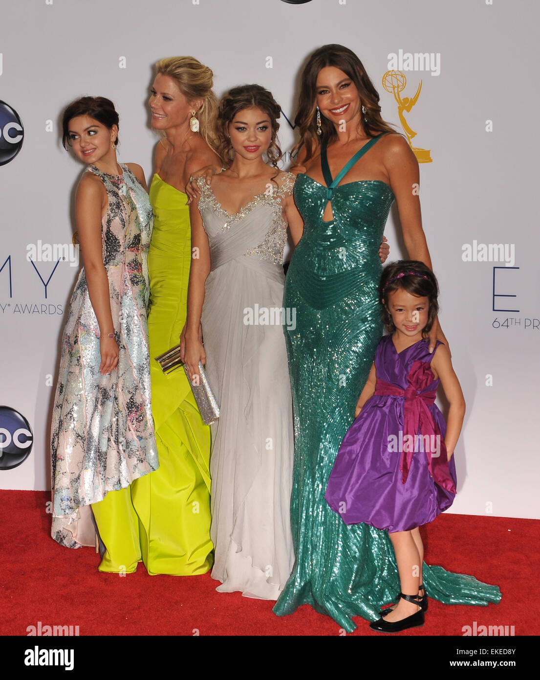 LOS ANGELES, CA - 23. September 2012: Modern Family Sterne Julie Bowen, Ariel Winter, Aubrey Anderson-Emmons, Sarah Hyland & Sofia Vergara auf der 64. Primetime Emmy Awards im Nokia Theatre LA Live. Stockfoto