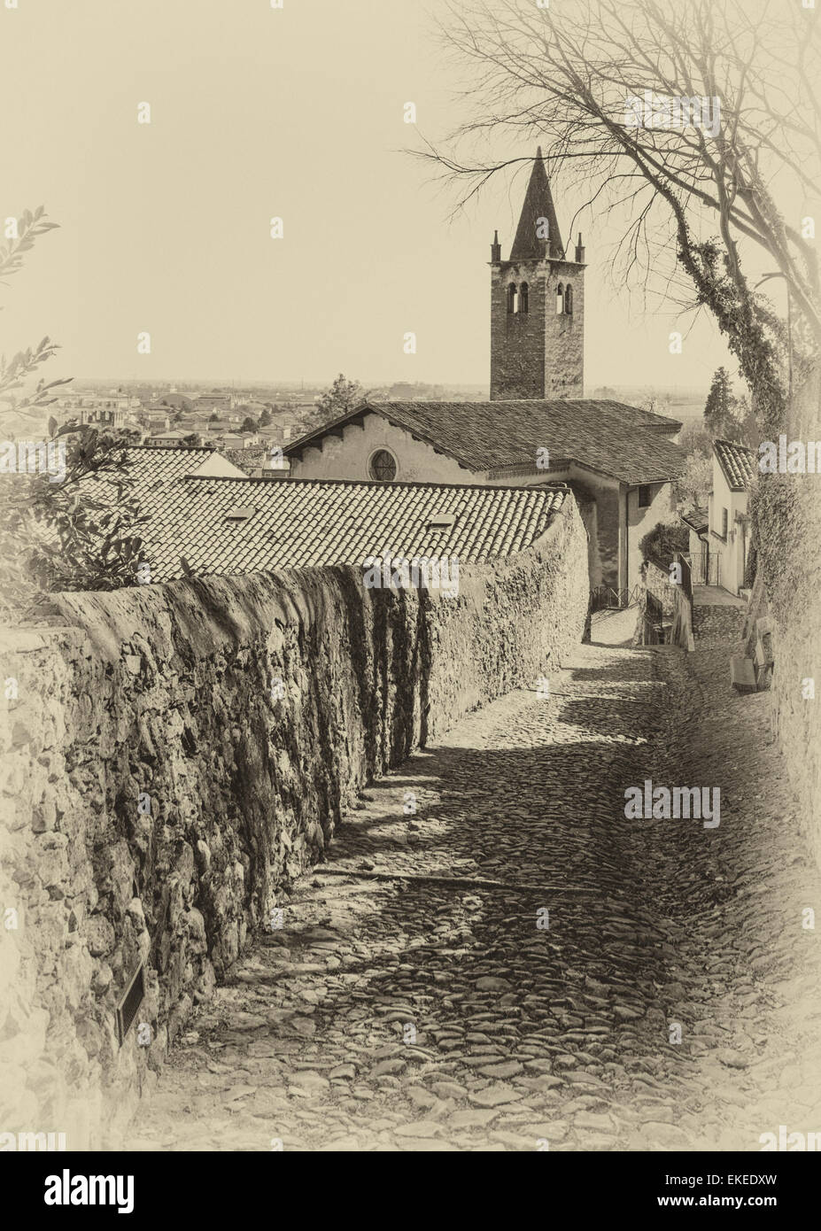 antiken mittelalterlichen Weg führt vom Dorf von Soave (Italien), die Burg auf dem Hügel Stockfoto