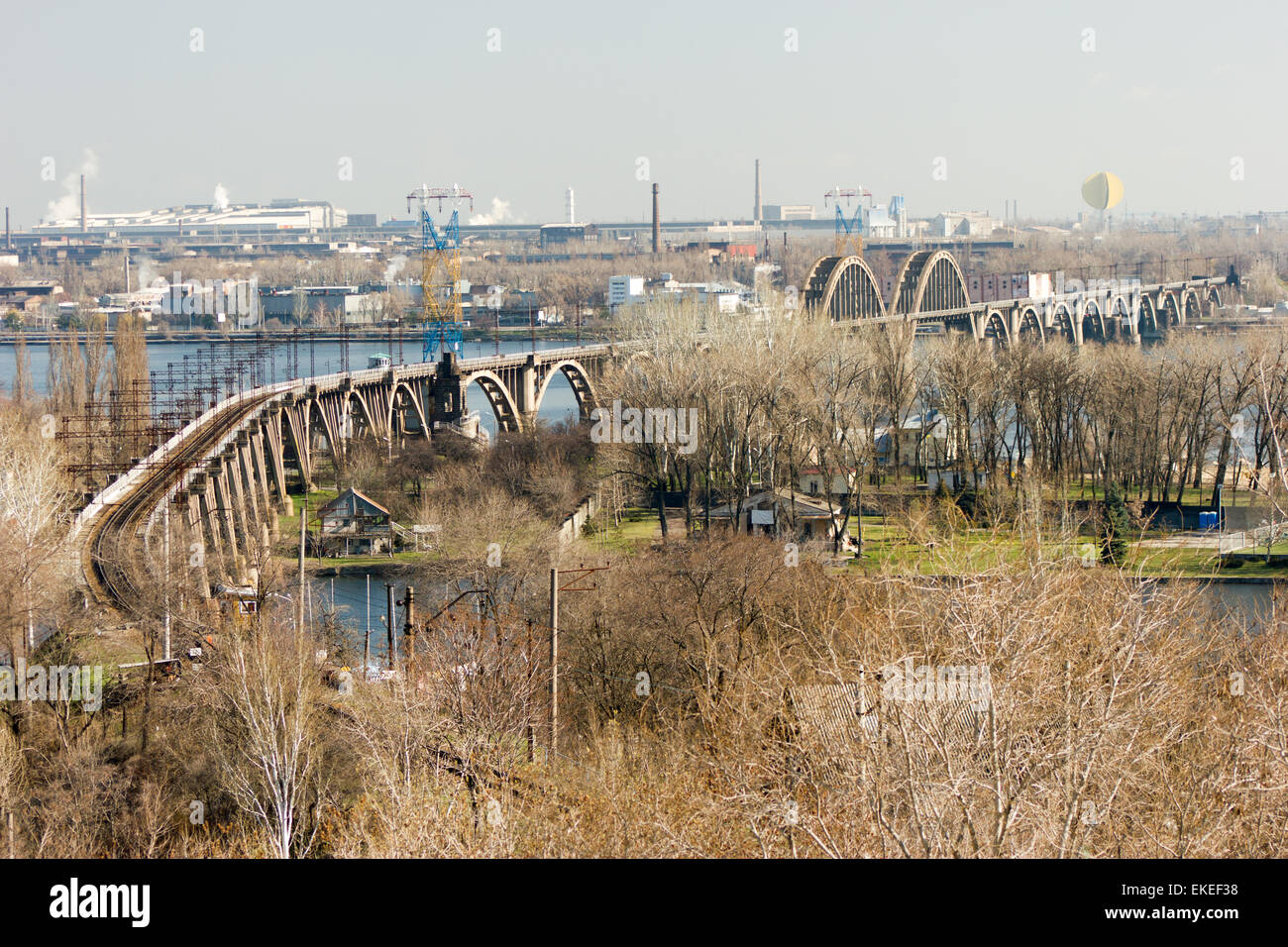 Merefo-Khersonskiy Eisenbahn Brücke über Dnjepr in Dnepropetrovsk, Ukraine Stockfoto Merefo-Khersonskiy Eisenbahn Brücke über Dnjepr in Dnepropetrovsk, Ukraine Stockfoto