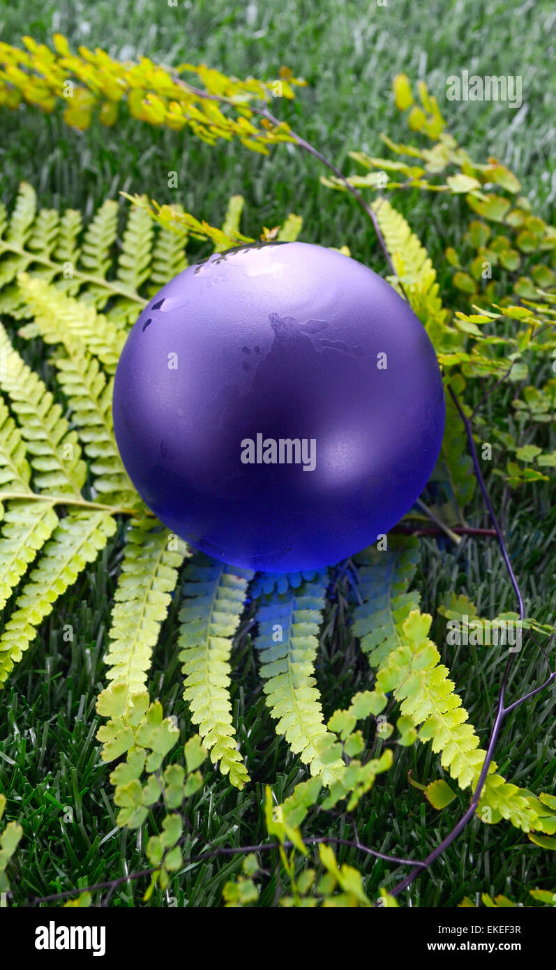 Earth Day, 22 April, Konzept mit blauen Globus Gräser und Farne. Stockfoto