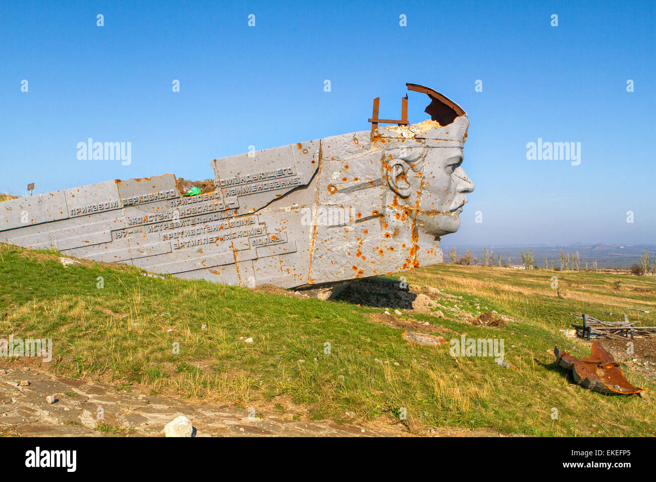 Beschädigt während der Juli kämpfen Gedenkanlage an der Oberseite der Saur-Graves (wie eine Folge der Angriffe im August 2014 kompl. Stockfoto