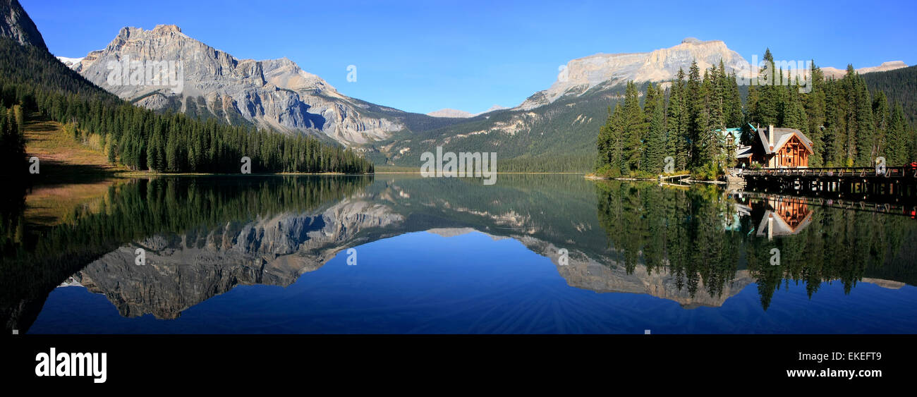 Panoramablick auf Berge spiegeln sich in Emerald Lake, Yoho Nationalpark, Britisch-Kolumbien, Kanada Stockfoto