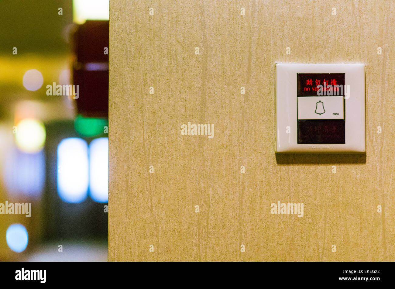 Bitte nicht stören Sie Schild der Hotelzimmer, mit chinesischen Schriftzeichen. Stockfoto