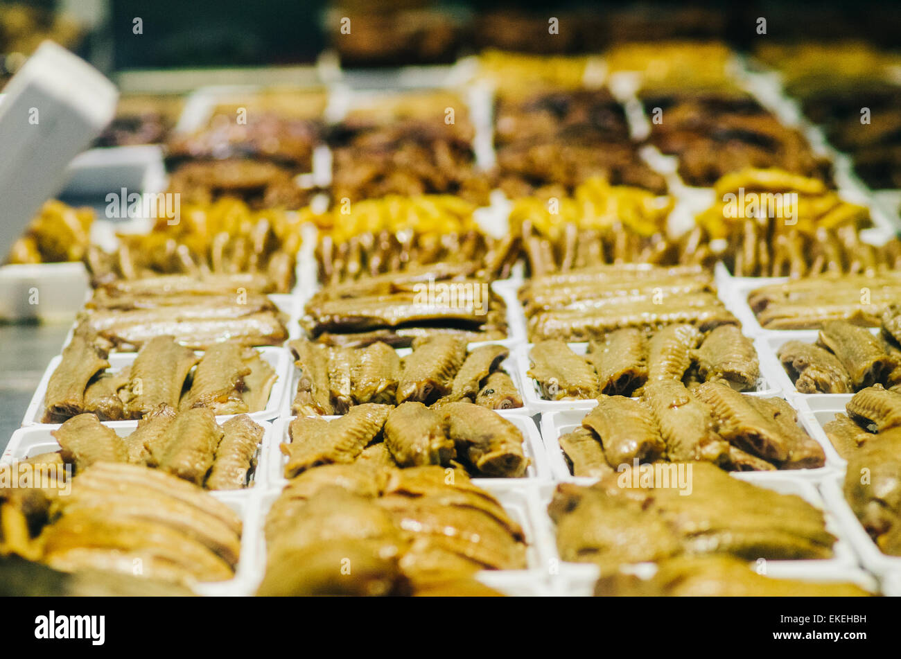 Geschmorte Ente Flügel und Teile als snack, gemeinsame chinesisches Essen. Stockfoto