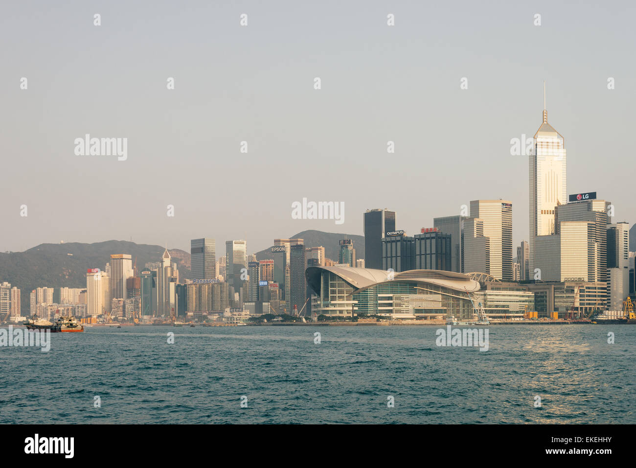 Blick auf die Skyline von Hongkong Victoria Harbour. Stockfoto