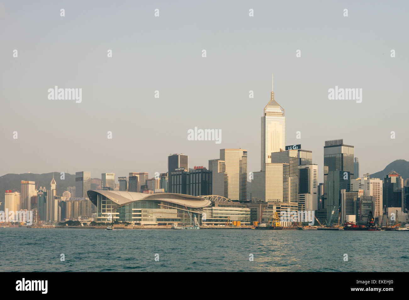 Blick auf die Skyline von Hongkong Victoria Harbour. Stockfoto