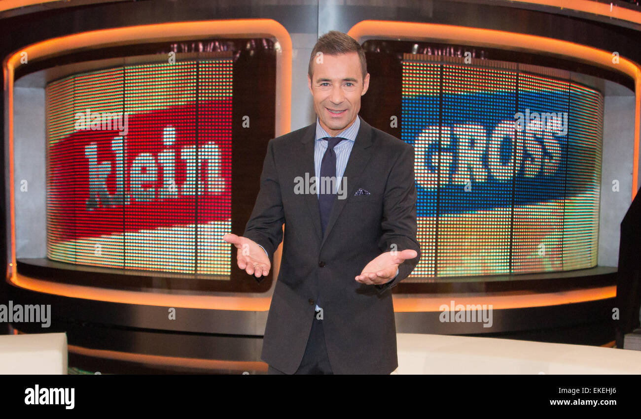 Aufnahme des deutschen Fernsehens zeigen Klein Gegen Groß in Adlershof TV Studios Featuring: Kai Pflaume wo: Berlin, Deutschland bei: 5. Oktober 2014 Stockfoto