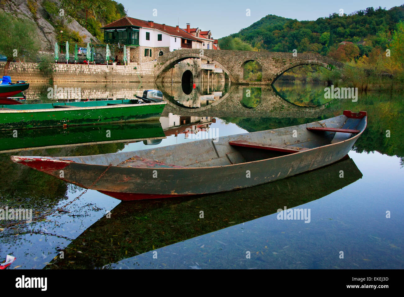Boot am Crnojevica Fluss, Montenegro, Balkan Stockfoto