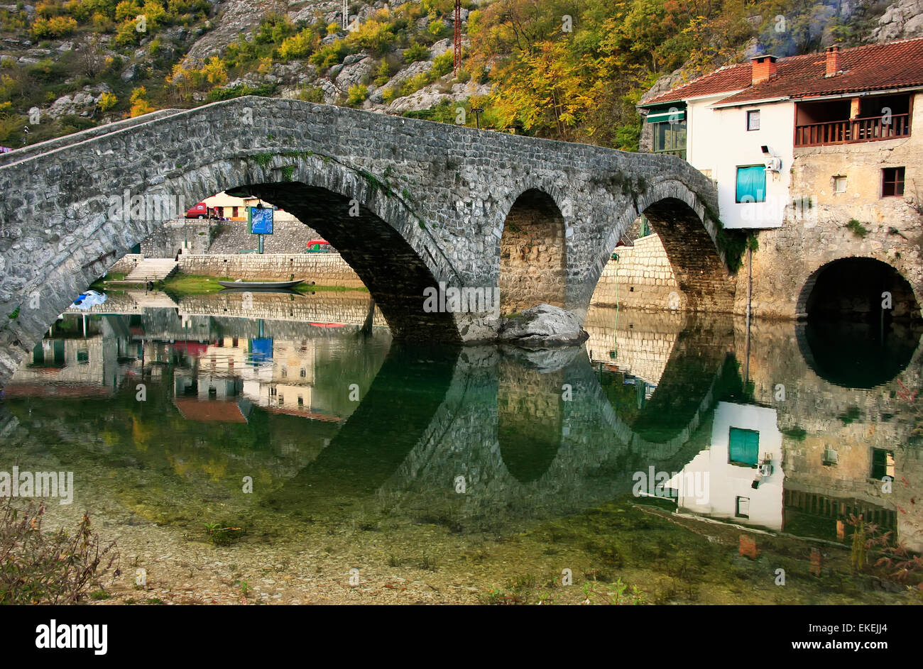 Bogenbrücke in Crnojevica Fluss, Montenegro, Balkan wider Stockfoto