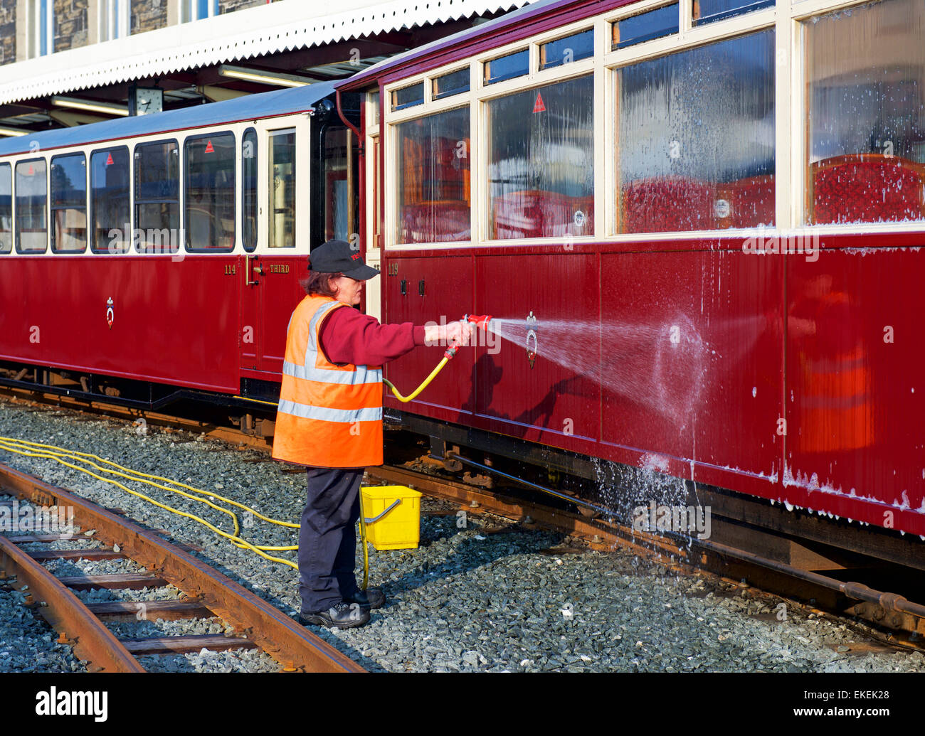 Frau waschen Zug Wagen an Porthmadog Bahnhof wieder Eisenbahn, Gwynedd, North Wales UK Stockfoto