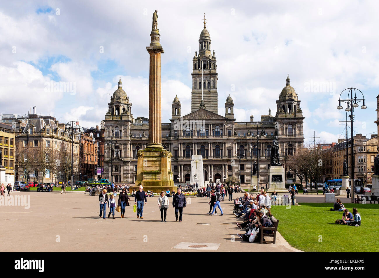 George Square, Glasgow, Schottland, Großbritannien zeigt die Stadt Kammern entworfen von dem Architekten William Young und eröffnete im Jahre 1888, auch die Statue von Walter Scott Stockfoto