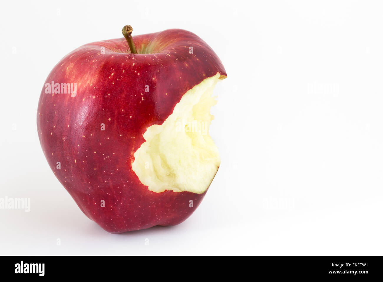 Nahaufnahme der angebissene Apfel auf weißem Hintergrund und Kopie Raum. Stockfoto