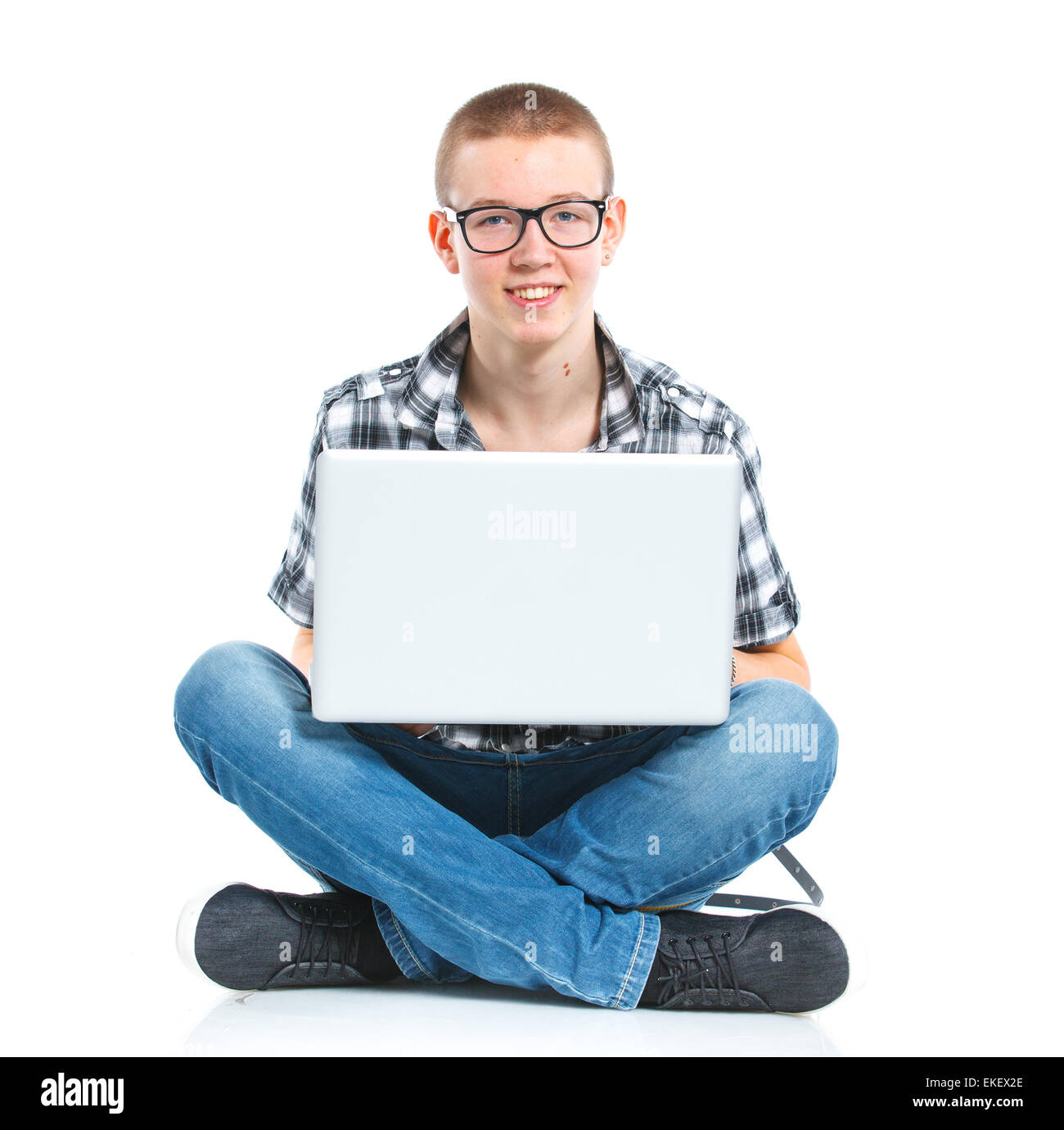 Kleiner Junge mit einem laptop Stockfoto