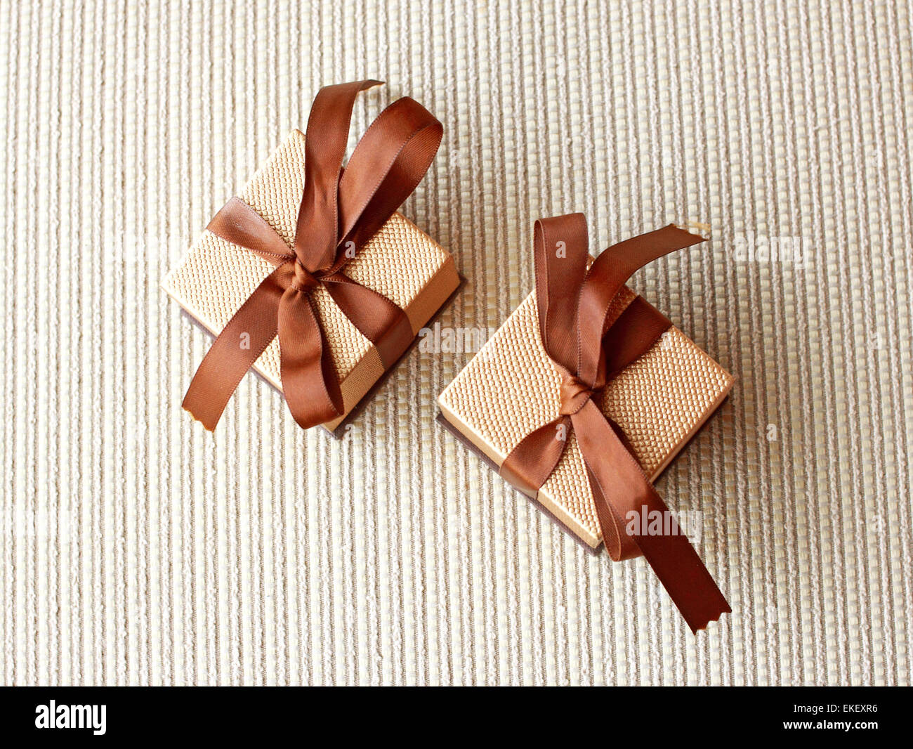 Zwei Luxus-Geschenk-Boxen mit Schleife und Bogen Stockfoto