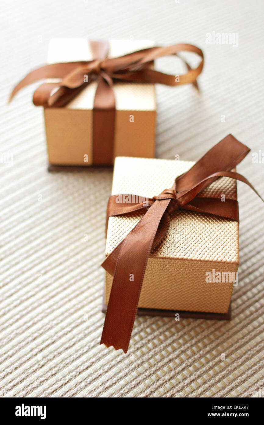 Zwei Luxus-Geschenk-Boxen mit Schleife und Bogen Stockfoto