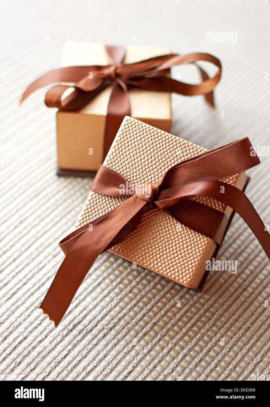 Zwei Luxus-Geschenk-Boxen mit Schleife und Bogen Stockfoto