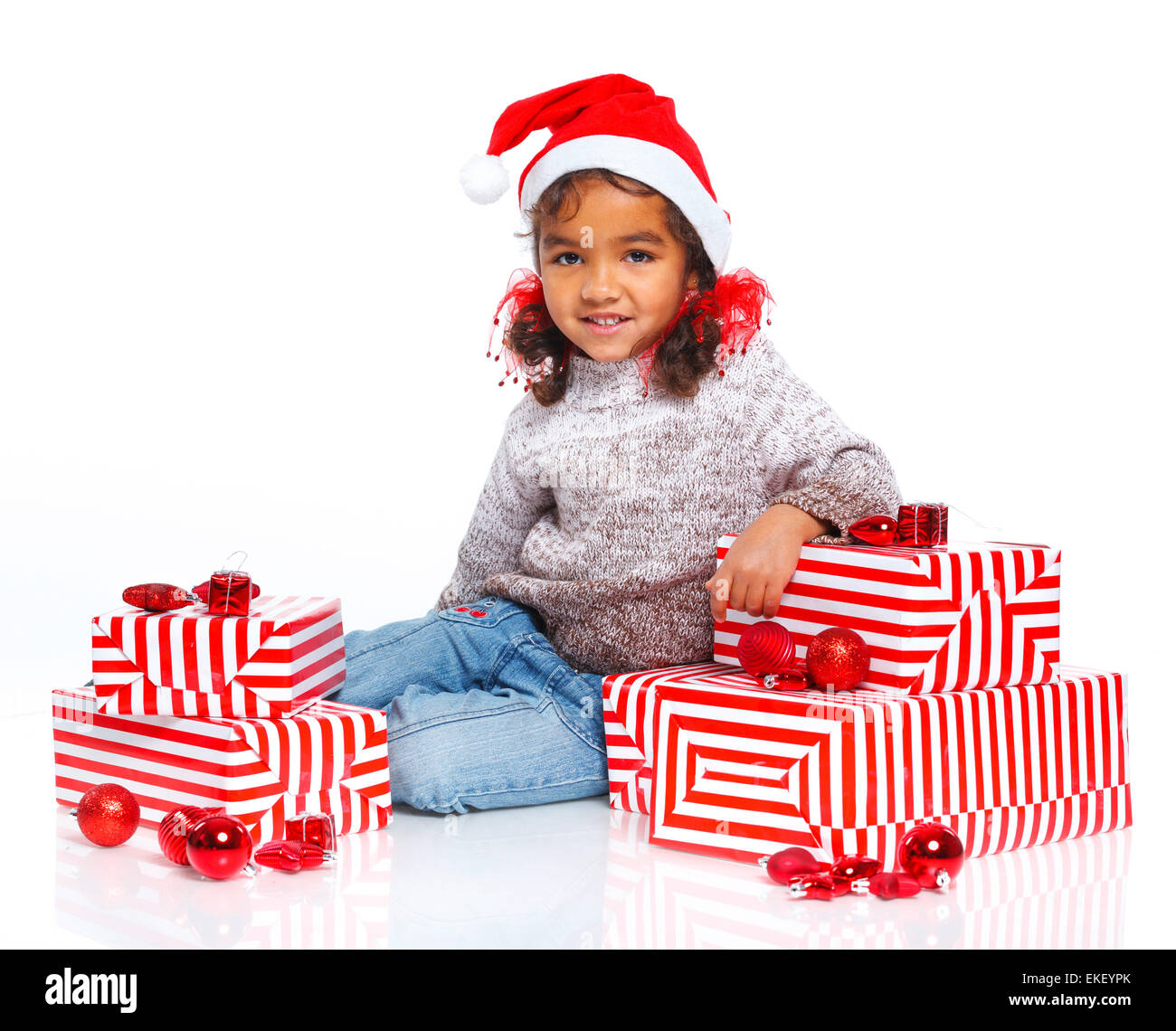 Kleines Mädchen in Nikolausmütze mit Geschenk-box Stockfoto