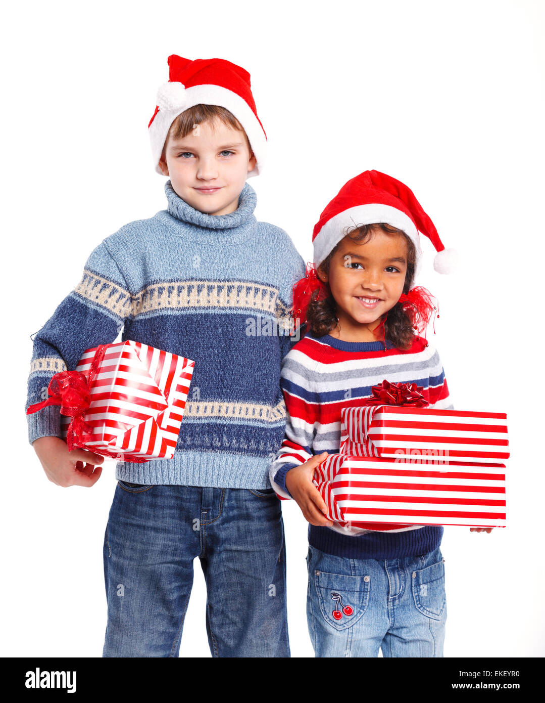 Kleine Kinder in Nikolausmütze mit Geschenk-box Stockfoto