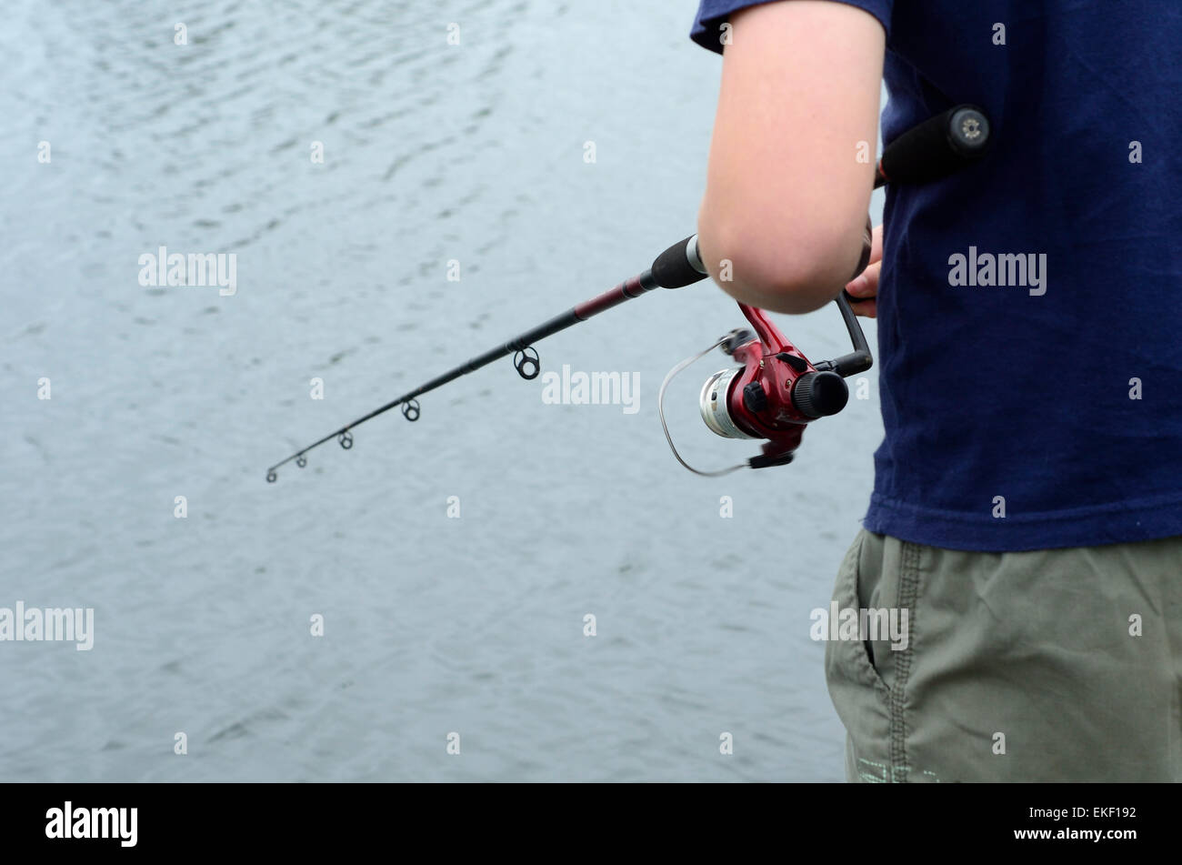 Junge im Bass dam oder See angeln Stockfoto