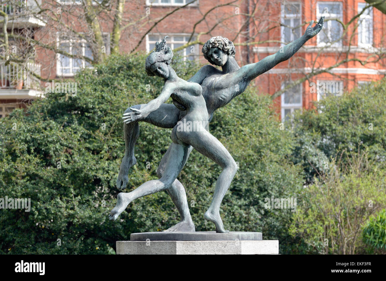 London, England, Vereinigtes Königreich. Skulptur: "der Tänzer" in Cadogan Place (1971: David Wynne) Stockfoto