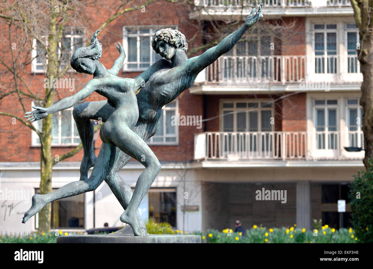 London, England, Vereinigtes Königreich. Skulptur: "der Tänzer" in Cadogan Place (1971: David Wynne) Stockfoto
