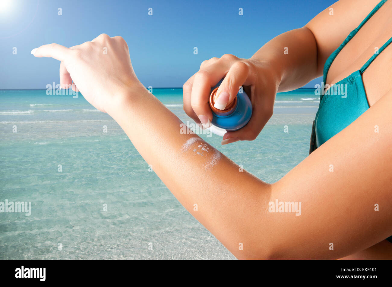 Frau, die Anwendung von Sonnenschutzmitteln Stockfoto