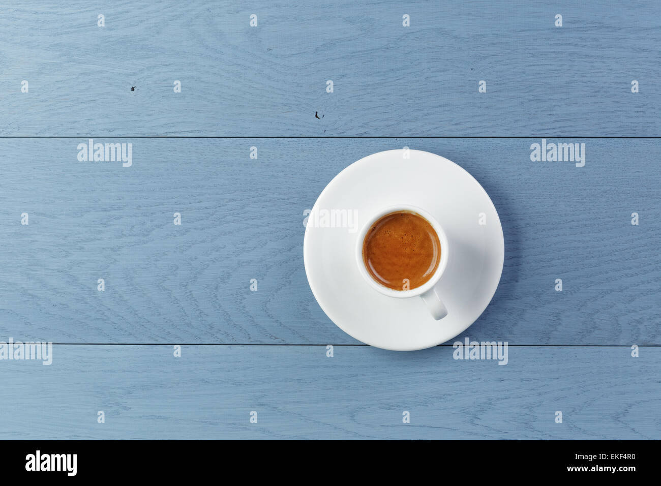 Tasse frischen Espresso auf Vintage blaue Tabelle von oben Stockfoto