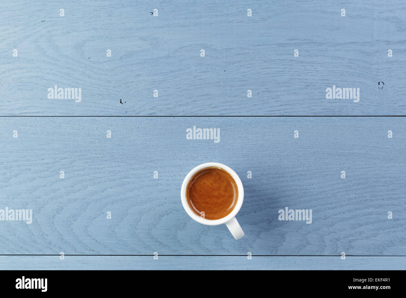 Tasse frischen Espresso auf Vintage blaue Tabelle von oben Stockfoto