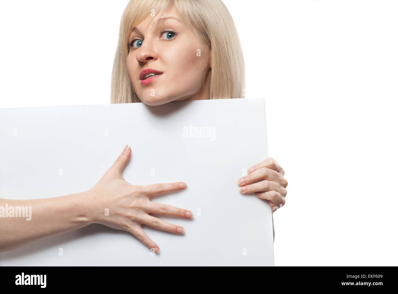 Attraktive Frau mit weißen leeren Papier isoliert auf weiss Stockfoto