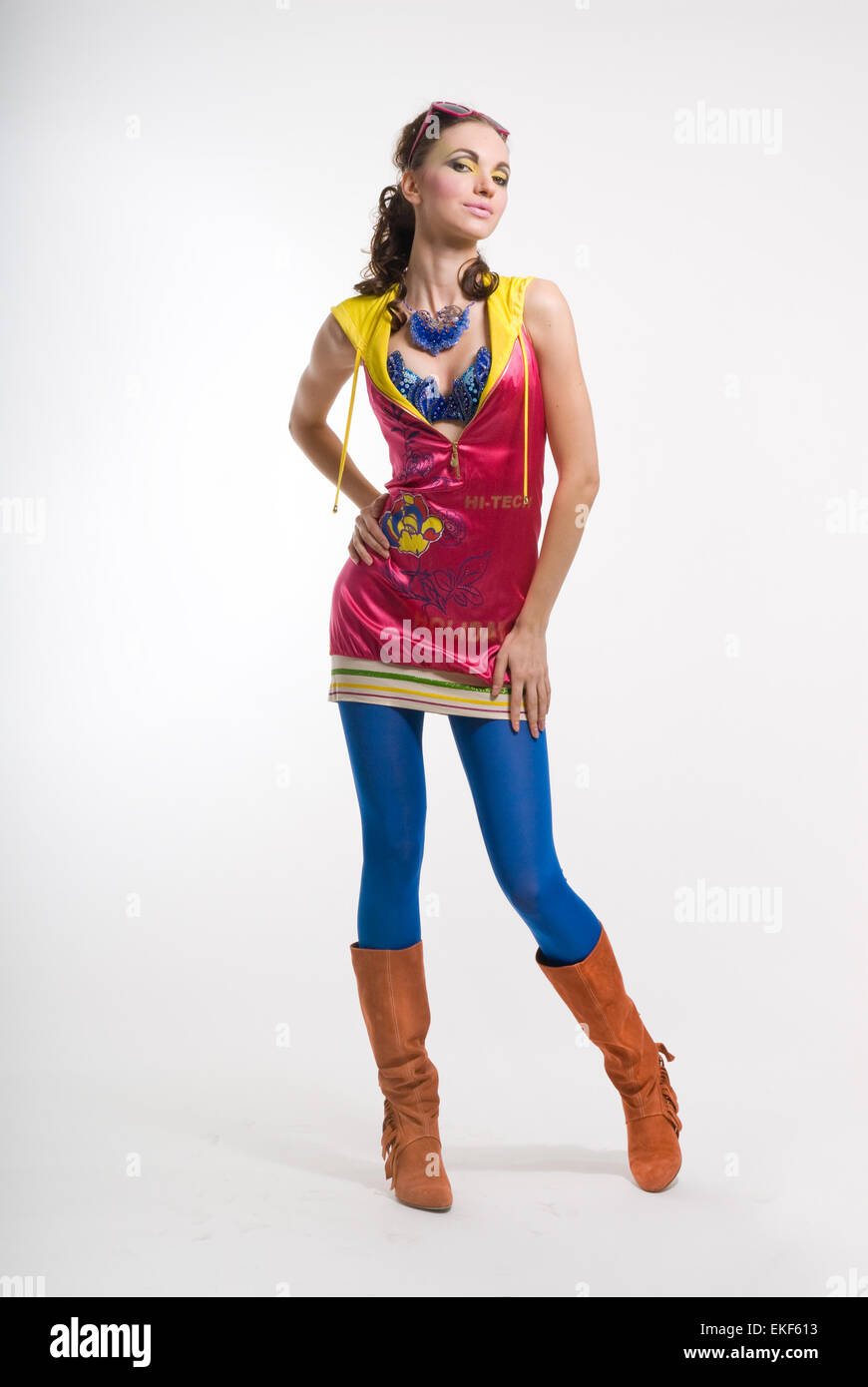Schöne junge Frau posiert in Farbe tragen Stockfoto