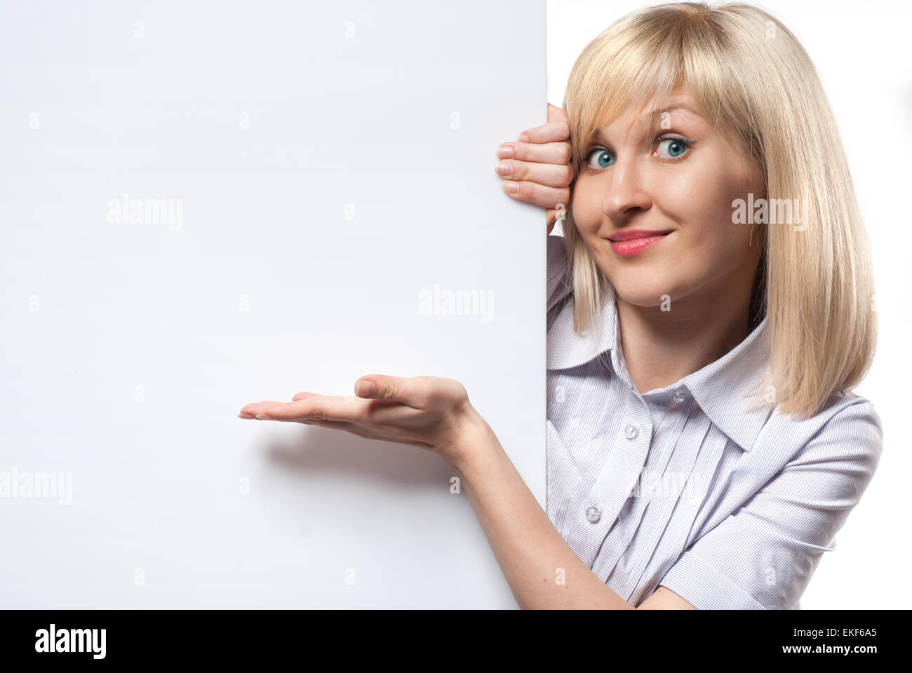 Attraktive Frau halten weiße leere Papier Lächeln und zeigen Stockfoto