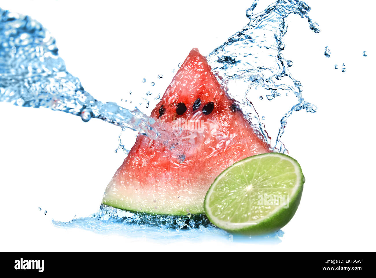 Wassermelone mit Kalk und Wasser Spritzen, isoliert auf weiss Stockfoto