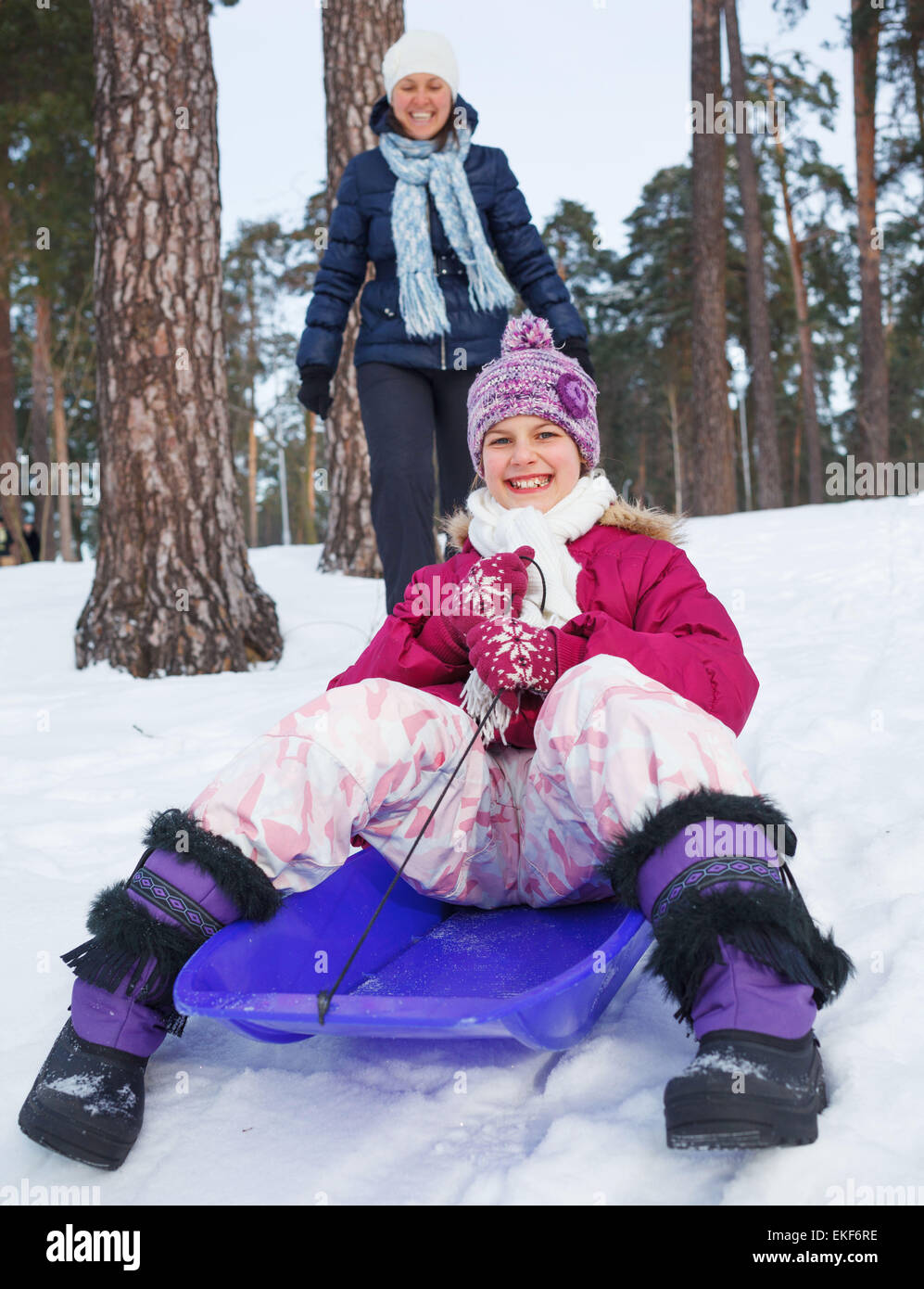 Mädchen auf dem Schlitten im Schnee Stockfoto