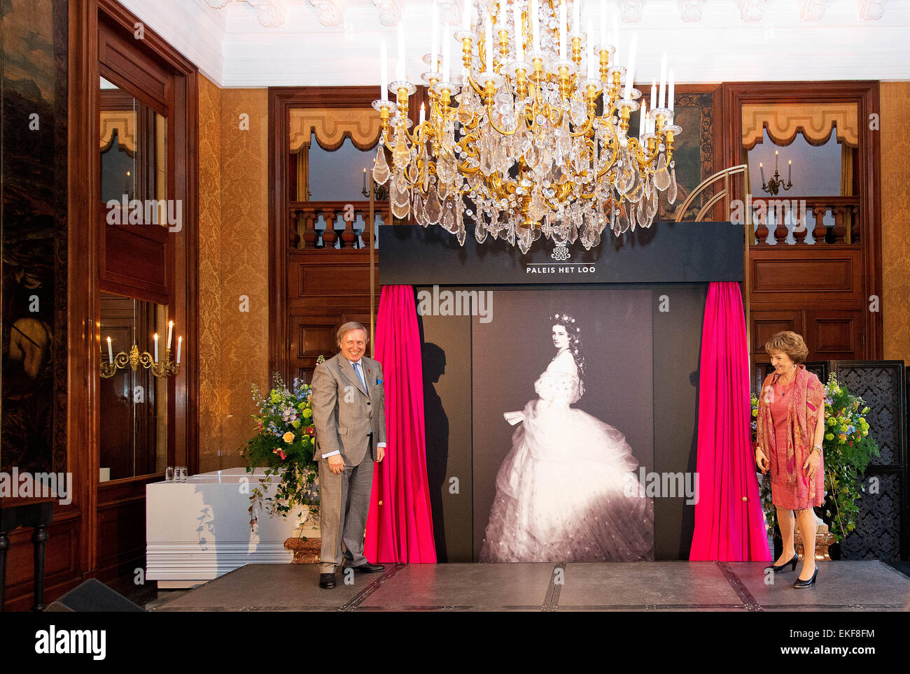 Niederländische Prinzessin Margriet und Erzherzog Michael von Habsburg-Lothringen, Enkel der Kaiserin Elisabeth (Sisi), bei der Eröffnung der Ausstellung "Sisi Fairytale und die Realität" auf Schloss Het Loo in Apeldoorn, 9. April 2015. Foto: Albert Nieboer/RPE / - kein Draht-Dienst - Stockfoto