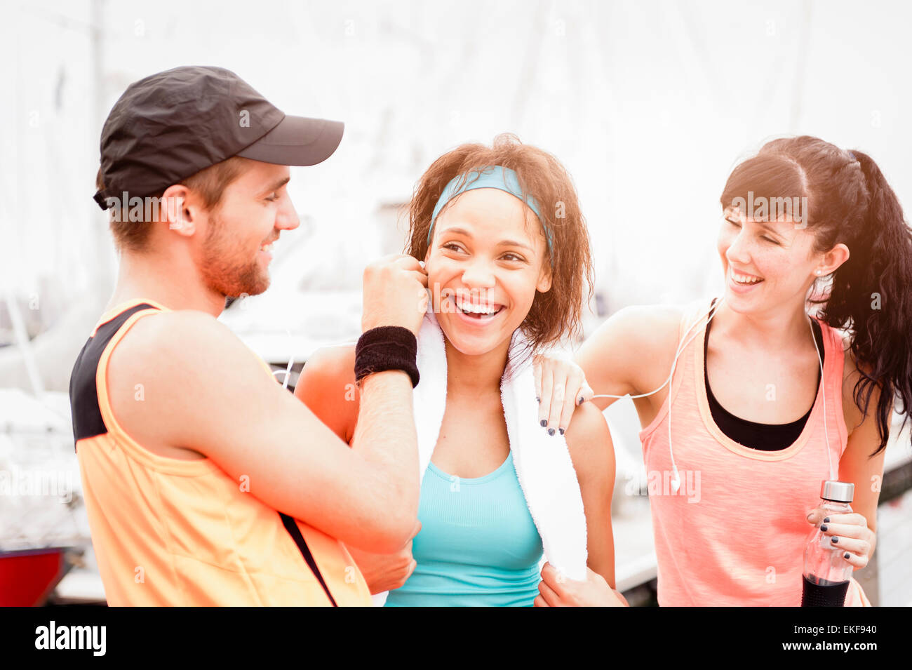 Gemischte Rassen Gruppe glücklich Läufer entspannen und Musikhören nach Frühsport Stockfoto