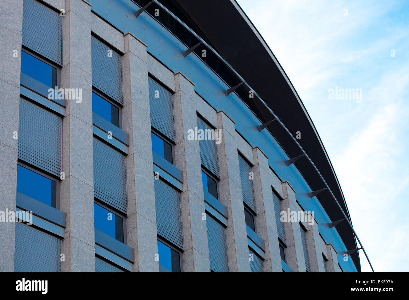 modernes Bürogebäude gegen den blauen Himmel Stockfoto