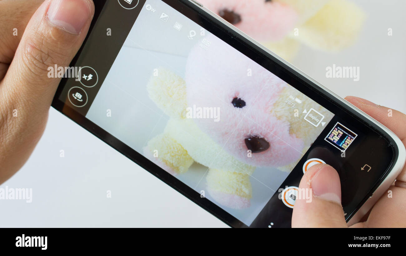 Foto-shooting ein Boll auf smartphone.compact Kamera wird es ersetzen per smartphone Stockfoto