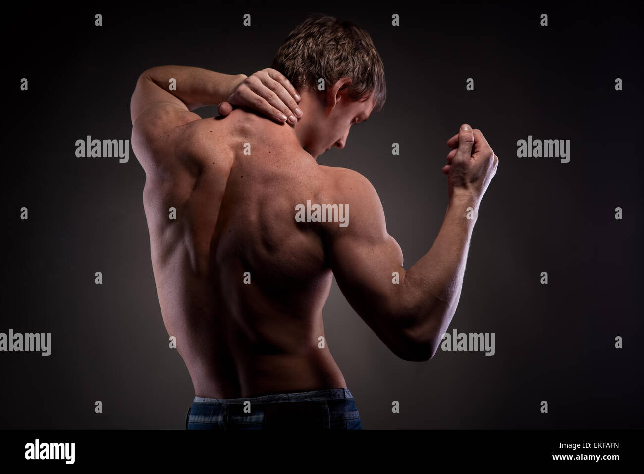 Muskulösen nackten Mann von hinten auf schwarz Stockfoto